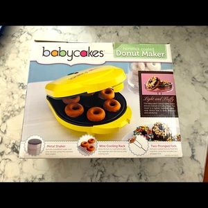Baby cakes donut maker - like new